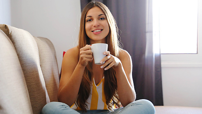 포토 JPG 해외이미지 학생 라이프스타일 응시 여자 행복 커피 음료 휴식 아파트 주택 실내 한명 미소 사람 앉기 10대 컵 소파 카메라 방 머그컵 청바지 관찰 잡기 차 카푸치노 히스패닉 리빙 교차 혼자 브라질사람 안락 해외포토 1 식기 시선 감정 컨셉 의자 바지 모션 청소년 표정 내부 건물 생활 전자제품 파일형식 이미지허브