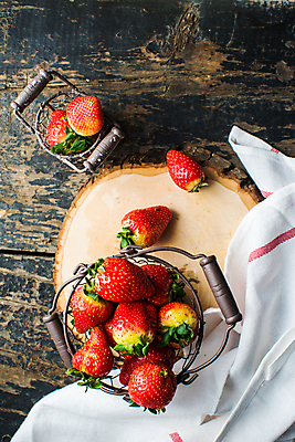 포토 JPG 해외이미지 딸기 사람없음 컵 하이앵글 신선 나무판자 헝겊 나무탁자 해외포토 식기 뷰포인트 과일 탁자 목재 파일형식 천_직물 이미지허브