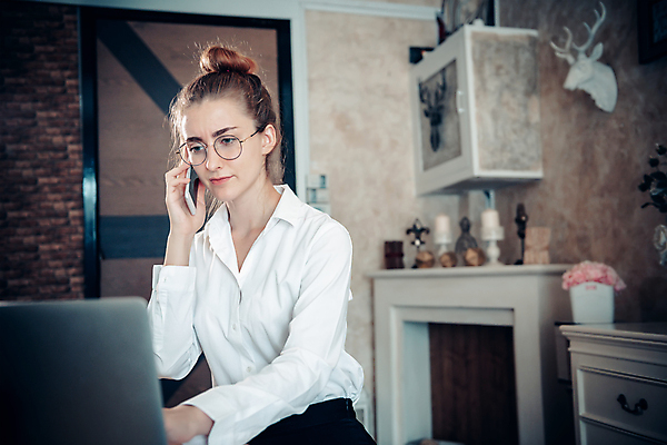 포토 JPG 해외이미지 직업 라이프스타일 여자 안경 백그라운드 인터넷 회사 비즈니스 사업가 탁자 모바일 노동자 주택 직장 한명 사람 앉기 내부 금융 경제 노트북 스마트폰 컴퓨터 사무실 외침 업무 비즈니스우먼 자신감 스마트 책상 바쁨 온라인 경영 마케팅 지능 프리랜서 회계사 해외포토 1 잡화 감정 가구 컨셉 모션 건물 생활 전자제품 핸드폰 스마트기기 소리 작업 직장인 파일형식 이미지허브