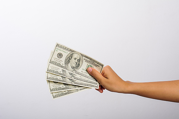 포토 JPG 해외이미지 손 종이 백그라운드 컨셉 돈 비즈니스 성공 사람 사람없음 금융 쇼핑 달러 저축 흰색 재산 심볼 사인 주기 투자 계산서 고립 수입 해외포토 컬러 모션 신체부위 경제 파일형식 이미지허브