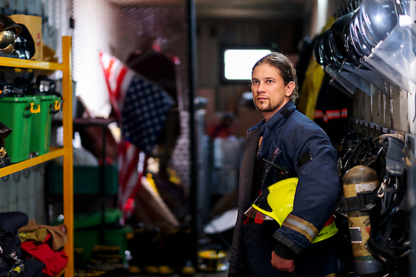 포토 JPG 해외이미지 응시 남자 실내 한명 들기 상반신 성인 옆모습 아웃포커스 소방관 소방 소방시설 성인남자한명만 해외포토 1 시선 뷰포인트 모션 촬영기법 사람 내부 구조원 시설 남자한명만 성인남자만 파일형식 이미지허브