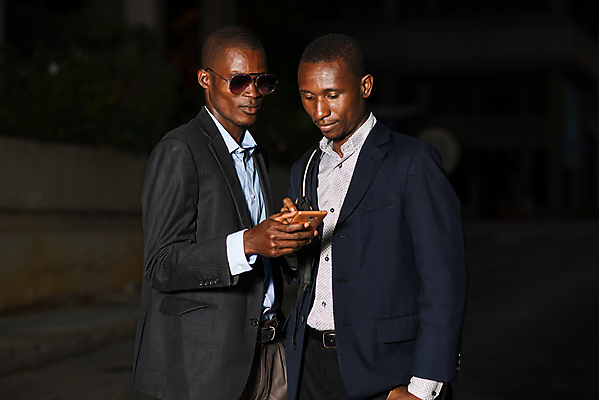 포토 JPG 해외이미지 직업 남자 2 비즈니스 사업가 관계 노동자 대화 서기 미소 사람 정장 야외 두명 가로 빛 모임 잡기 도시 작업 저녁 토론 동료 만족 해외포토 옷 감정 모션 표정 말하기 야간 파일형식 이미지허브