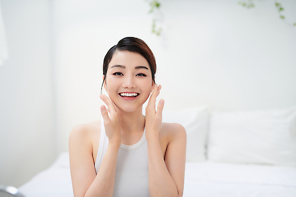 포토 JPG 해외이미지 응시 여자 베개 실내 한명 손짓 상반신 성인 앞모습 뷰티 침대 성인여자한명만 해외포토 1 시선 뷰포인트 가구 침구 모션 사람 내부 여자한명만 성인여자만 파일형식 이미지허브