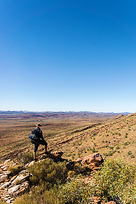 포토 JPG 해외이미지 자연 하늘 아침 휴가 휴식 산 함께함 한명 사람 풍경 성인 야외 파란색 햇빛 골짜기 맑음 산책 하이킹 사막 자유 탐험 전원 호주 언덕 오지 하이커 해외포토 주간 1 컬러 여행 컨셉 레저 날씨 태양 오세아니아 전기에너지 생태계 파일형식 이미지허브