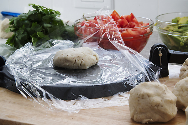 포토 JPG 해외이미지 전통 음식 토마토 건강 옥수수 요리 사람없음 식사 덮개 신선 플라스틱 철 반죽 만들기 밀가루 언론 레시피 과카몰리 핸드메이드 홈메이드 해외포토 채소 모션 재질 곡류 뚜껑 소스_음식 가루 파일형식 이미지허브