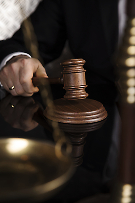 포토 JPG 해외이미지 손 검은배경 실내 들기 신체부위 소프트포커스 법 의사봉 판결 해외포토 백그라운드 모션 촬영기법 사람 내부 검은색 파일형식 이미지허브