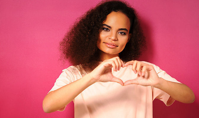 포토 JPG 해외이미지 서양인 응시 여자 행복 분홍색 갈색머리 사랑 한명 상반신 성인 앞모습 하트 자신감 손하트 성인여자한명만 해외포토 모양 외국인 1 헤어스타일 시선 감정 뷰포인트 컬러 사람 손짓 여자한명만 성인여자만 파일형식 이미지허브