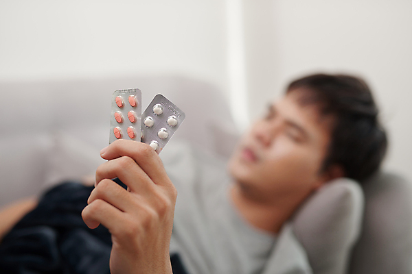 포토 JPG 해외이미지 남자 백그라운드 건강 한명 들기 사람 동양인 상반신 성인 아웃포커스 소파 눕기 알약 고통 추위 잡기 질병 성인남자한명만 해외포토 1 감정 의자 의학 모션 촬영기법 인종 약 남자한명만 성인남자만 파일형식 이미지허브