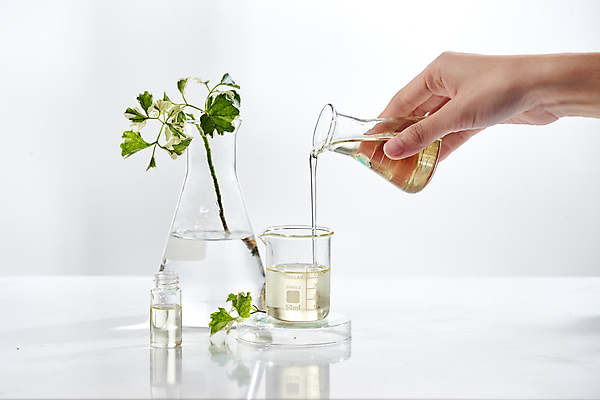 포토 JPG 해외이미지 손 실내 들기 신체부위 뷰티 붓기 플라스크 피부관리 흰배경 비커 스킨케어 플라스틱병 세럼 해외포토 백그라운드 모션 실험기구 사람 내부 화장품 흰색 플라스틱 병_담는 파일형식 이미지허브