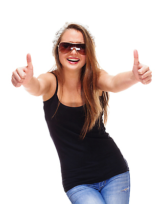 포토 JPG 해외이미지 백인 모자 1 손 여자 안경 얼굴 포즈 백그라운드 손가락 갈색머리 한명 서기 미소 사람 10대 청춘 선글라스 뷰티 기쁨 엄지손가락 흰색 청바지 사인 긍정 고립 해외포토 서양인 헤어스타일 잡화 감정 컬러 컨셉 바지 모션 청소년 표정 신체부위 파일형식 이미지허브