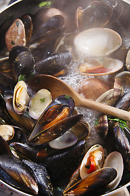 포토 JPG 해외이미지 조개 실내 요리 사람없음 거품 뜨거움 연기 냄비 홍합 나무주걱 해외포토 어패류 내부 목재 솥 주걱 파일형식 이미지허브