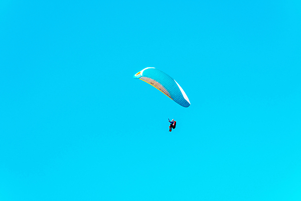 포토 JPG 해외이미지 1 라이프스타일 스포츠 바다 여행 포즈 하늘 바람 휴가 사람없음 야외 파란색 자유 비행 위험 파일럿 스카이다이빙 싱글 흥분 낙하산 글라이더 해외포토 자연요소 직업 감정 컬러 컨셉 날씨 생활 익스트림스포츠 파일형식 이미지허브