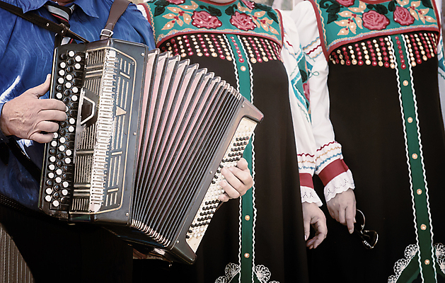 포토 JPG 해외이미지 전통 손 옷 여자 문화 음악 백그라운드 노래 휴가 미술 사람 여러명 사람없음 야외 목재 가로 축제 소리 콘서트 공연 연주자 음악가 장비 게임 흰색 기구 악단 예술가 러시아인 멜로디 전국 해외포토 서양인 나무 직업 컬러 다수 재료 놀이 문화예술 이벤트 신체부위 파일형식 이미지허브