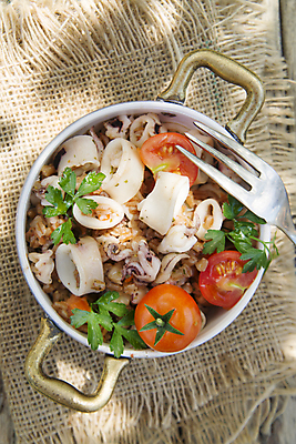 포토 JPG 해외이미지 그릇 음식 포크 방울토마토 실내 사람없음 해물요리 삼베 오징어 해외포토 식기 토마토 연체동물 내부 수중동물 해산물 파일형식 천_직물 이미지허브