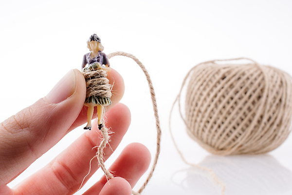 포토 JPG 해외이미지 손 실내 들기 신체부위 미니어처 털실 묶기 흰배경 실타래 감싸기 해외포토 백그라운드 모션 사람 내부 모형 흰색 실 파일형식 이미지허브