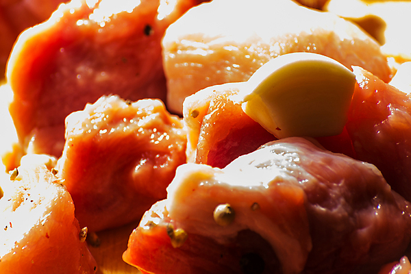 포토 JPG 해외이미지 음식 조각 백그라운드 부분 양파 마늘 육류 돼지고기 요리 사람없음 목재 주방 저녁식사 흰색 시골 신선 돼지 고명 조미료 자르기 먹기 허브 향신료 묘사 준비 유기농 날것 심플 서빙 소금 레시피 후추 덩어리 단백질 무료 생식 정육점 해외포토 나무 식물 웰빙 컬러 채소 식재료 재료 포유류 모션 상점 식사 영양소 향미료 파일형식 이미지허브