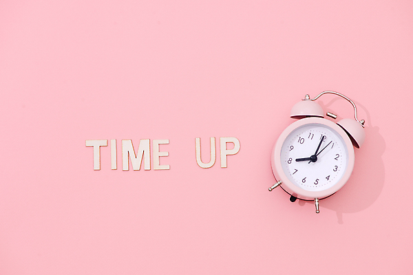 포토 JPG 해외이미지 영어 실내 타이포그라피 사람없음 하이앵글 자명종 분홍색배경 해외포토 문자 뷰포인트 시계 분홍색 백그라운드 내부 알람 파일형식 이미지허브