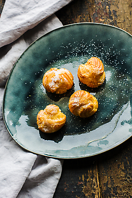 포토 JPG 해외이미지 접시 디저트 실내 사람없음 하이앵글 슈크림 슈크림빵 나무배경 해외포토 식기 음식 빵 뷰포인트 백그라운드 내부 크림 파일형식 이미지허브