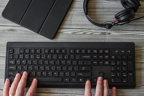 포토 JPG 해외이미지 직업 손 디자인 교육 남자 백그라운드 컨셉 인터넷 비즈니스 텍스트 통신 손가락 탁자 커뮤니케이션 무선통신 실내 창조 성인 사람없음 목재 노트북 컴퓨터 사무실 모니터 헤드폰 자료 장비 타이핑 키보드 작업 비즈니스맨 작업장 이메일 쥐 연결 전화기 책상 해외포토 나무 산업 음향기기 가구 재료 사람 내부 신체부위 전자제품 직장인 설치류 파일형식 이미지허브