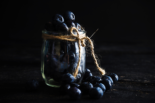 포토 JPG 해외이미지 리본 검은배경 유리병 실내 사람없음 신선 달콤 묶기 담기 블루베리 노끈 해외포토 줄 백그라운드 과일 모션 병_용기 내부 검은색 맛 파일형식 이미지허브