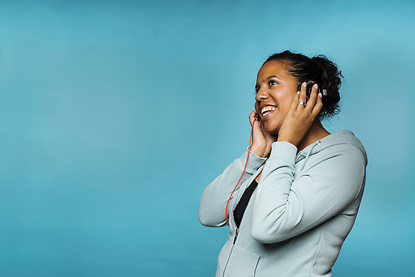 포토 JPG 해외이미지 여자 행복 여유 얼굴 음악 포즈 흑인 노래 관리 한명 미소 웃음 사람 인종 성인 캐주얼 헤드폰 소리 음악가 듣기 표현 부채 파마 고립 혼혈 해외포토 서양인 직업 1 헤어스타일 옷 감정 음향기기 모션 문화예술 표정 신체부위 다문화 파일형식 이미지허브