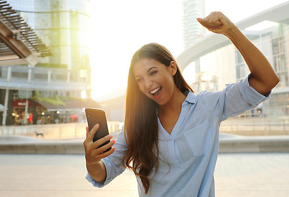 포토 JPG 해외이미지 학생 라이프스타일 행복 비즈니스 성공 아침 모바일 기념 한명 미소 웃음 사람 야외 스마트폰 핸드폰 일출 황혼 일몰 새벽 기쁨 축하 잡기 도시 우승 최고 뉴스 스마트 속도 만족 시작 흥분 골 기르기 필승 해외포토 주간 자연요소 1 감정 컨셉 모션 표정 생활 전자제품 스마트기기 노을 돌봄 파일형식 이미지허브