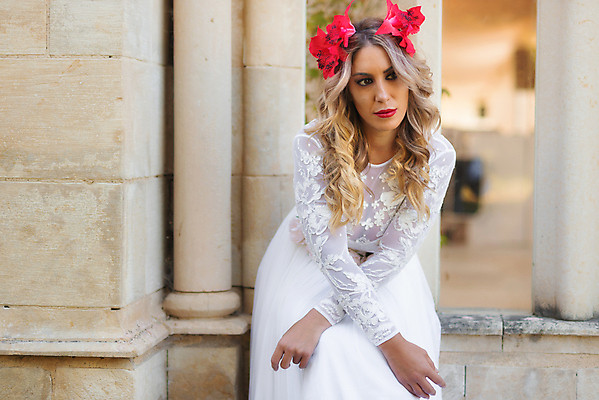 포토 JPG 해외이미지 백인 모델 헤어스타일 드레스 옷 여자 동화 요정 이야기 한명 사람 성인 빨간색 금발 뷰티 유행 궁전 낭만 수확 흰색 중세 역사 고급 우아함 복고 과거 공상 마법 여왕 르네상스 바로크 옛날 스타일 해외포토 서양인 1 컬러 컨셉 고건축 농업 파일형식 이미지허브