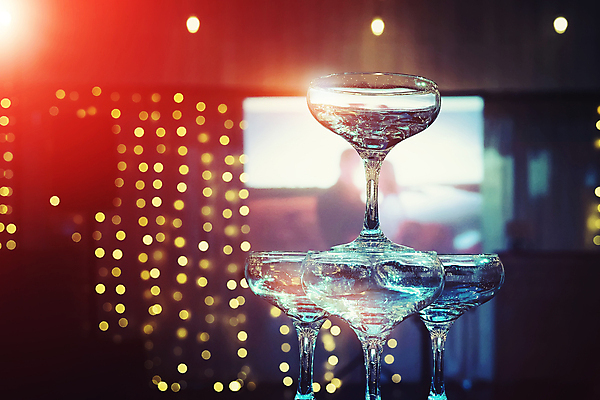 포토 JPG 해외이미지 디자인 기념일 행복 음료 결혼 백그라운드 유리 휴가 조명 기념 한명 내부 장식 빛 반짝임 세트 탑 스크린 요식업 식당 와인 홀 그룹 영혼 분위기 붓기 고급 저녁 샴페인 준비 건배 잔치 영사기 빛망울 감탄 순간 해외포토 1 건축물 감정 산업 컨셉 모션 재질 주류 사람 이벤트 상점 공간 야간 파일형식 이미지허브