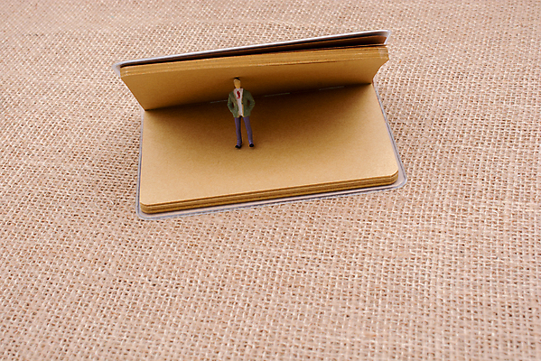 포토 JPG 해외이미지 실내 사람없음 공책 인물미니어처 갈색배경 해외포토 백그라운드 문구용품 내부 갈색 미니어처 파일형식 이미지허브