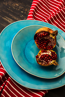 포토 JPG 해외이미지 접시 음식 조각 다이어트 과일 재료 탁자 건강 씨앗 사람없음 목재 빨간색 어둠 수확 시골 맛 자르기 날것 석류 숙성 카피스페이스 해외포토 나무 식물 식기 컬러 가구 컨셉 농업 모션 공백 파일형식 이미지허브