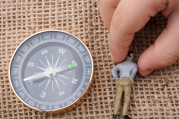 포토 JPG 해외이미지 손 손가락 실내 신체부위 하이앵글 잡기 나침반 인물미니어처 갈색배경 해외포토 뷰포인트 백그라운드 모션 사람 내부 갈색 미니어처 파일형식 이미지허브