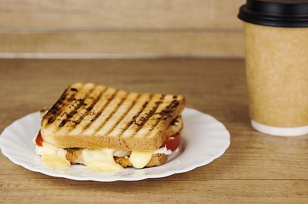 포토 JPG 해외이미지 접시 커피 치즈 실내 샌드위치 사람없음 흐름 식빵 나무탁자 테이크아웃컵 해외포토 식기 음료 음식 빵 컨셉 탁자 유제품 내부 컵 파일형식 이미지허브