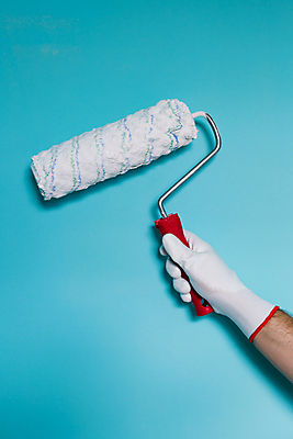 포토 JPG 해외이미지 손 남자 벽 장갑 바닥 주택 건설업 실내 한명 성인 장식 파란색 인테리어 페인트 공백 장비 흰색 잡기 수리 보호 준비 그림 페인트붓 작업도구 복원 업그레이드 카피스페이스 건설근로자 해외포토 직업 1 디자인 잡화 산업 컬러 컨셉 모션 사람 내부 건물 신체부위 도구 붓 파일형식 이미지허브