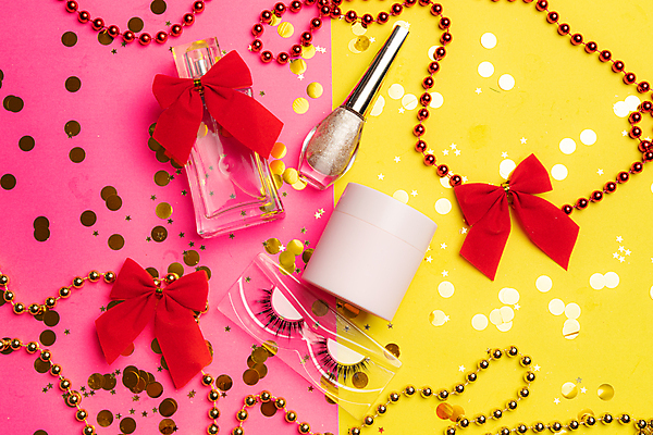 포토 JPG 해외이미지 스튜디오촬영 리본 분홍색 목걸이 사람없음 노란색 미용용품 오브젝트 매니큐어 인조속눈썹 향수병 해외포토 컬러 장신구 실내 화장품 속눈썹 향수 병_담는 파일형식 이미지허브