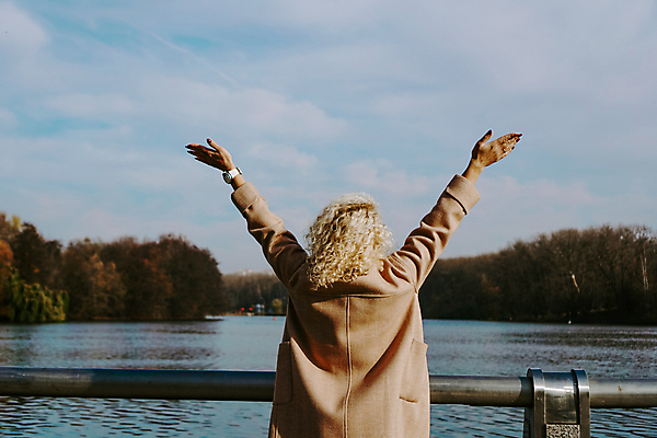 포토 JPG 해외이미지 백인 1 라이프스타일 응시 드레스 여자 행복 분홍색 가정 청소년 자연 휴식 한명 미소 사람 성인 사람없음 야외 신체부위 캐주얼 초록색 금발 뷰티 숲 피부 미녀 성인만 카피스페이스 해외포토 서양인 헤어스타일 시선 옷 감정 컬러 컨셉 표정 생활 공백 미인 생태계 파일형식 이미지허브