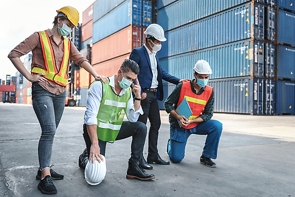 포토 JPG 해외이미지 주간 전신 여자 남자 생각 노동자 마스크 서기 들기 여러명 성인 야외 옆모습 비즈니스맨 무릎꿇기 고민 무역 무역항 위로 곤란 무역센터 심각 성인만 어깨에손 해외포토 자연요소 직업 감정 산업 뷰포인트 다수 컨셉 비즈니스 모션 사람 직장인 파일형식 이미지허브