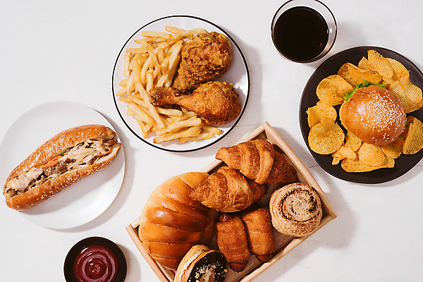 포토 JPG 해외이미지 패스트푸드 실내 사람없음 치킨 감자튀김 햄버거 인스턴트 케첩 크루아상 흰배경 콜라 핫도그 감자칩 소세지빵 해외포토 음식 빵 백그라운드 감자 내부 과자 튀김 흰색 소스_음식 칩_음식 탄산음료 닭고기요리 파일형식 이미지허브