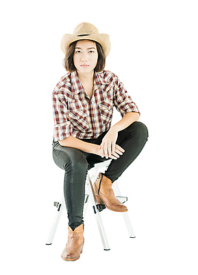 포토 JPG 해외이미지 모델 모자 1 라이프스타일 여자 얼굴 포즈 백그라운드 셔츠 한명 서기 사람 동양인 성인 농장 유행 팔짱 흰색 시골 카우보이 닫기 농부 밀짚모자 고립 서쪽 스타일 해외포토 직업 모자_잡화 잡화 컬러 상의 농업 모션 인종 생활 신체부위 방향 파일형식 이미지허브