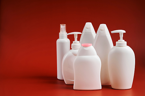포토 JPG 해외이미지 실내 사람없음 위생용품 화장품 스프레이 공병 빨간배경 위생관리 플라스틱병 목업 브랜딩 해외포토 생활용품 백그라운드 관리 내부 빨간색 뷰티 플라스틱 병_담는 파일형식 이미지허브