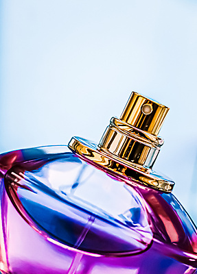 포토 JPG 해외이미지 실내 근접촬영 사람없음 뷰티 화장품 향수 파란배경 향수병 브랜딩 세련 해외포토 뷰포인트 백그라운드 내부 파란색 병_담는 파일형식 이미지허브