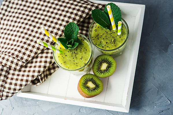 포토 JPG 해외이미지 회색배경 단면 실내 키위 빨대 사람없음 민트 체크무늬 키위주스 나무쟁반 해외포토 백그라운드 무늬 과일 쟁반 내부 목재 회색 과일주스 허브 파일형식 이미지허브