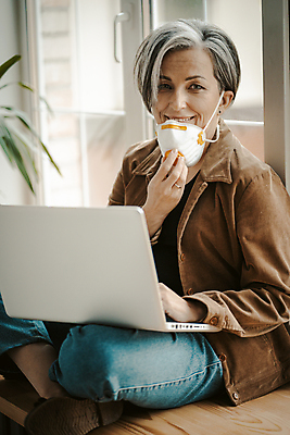 포토 JPG 해외이미지 백인 1 라이프스타일 여자 행복 중년 백그라운드 인터넷 비즈니스 창문 모바일 주택 직장 가면 미소 사람 앉기 내부 두명 노트북 컴퓨터 사무실 뷰티 공책 웹 방 흰색 도시 작업 비즈니스우먼 바이러스 온라인 소셜 프로젝트 목업 해외포토 서양인 감정 컬러 회사 모션 문구용품 표정 성인 건물 생활 전자제품 직장인 파일형식 이미지허브