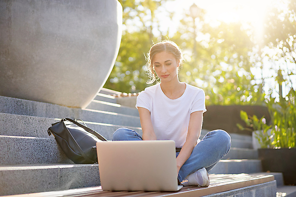 포토 JPG 해외이미지 백인 직업 학생 공원 여자 교육 행복 유럽 비즈니스 사업가 통신 자연 성공 수업 한명 사람 앉기 야외 노트북 스터디 컴퓨터 금발 햇빛 계단 교사 공책 업무 작업 비즈니스우먼 무선전화기 긍정 멀리 온라인 전자상거래 고용 채팅 프리랜서 혼자 해외포토 서양인 1 헤어스타일 공공시설 감정 나라 컨셉 모션 문구용품 전자제품 학습 태양 구직 직장인 전화기 생태계 채용 파일형식 이미지허브