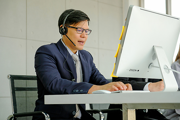 포토 JPG 해외이미지 백인 직업 남자 행복 비즈니스 통신 회의 노동자 대화 한명 사람 앉기 스마트폰 컴퓨터 사무실 판매 헤드폰 업무 도움 비즈니스맨 그룹 센터 중개인 전화기 고객 책상 동료 마이크 직원 서비스 컨설턴트 상담 경영자 텔레마케팅 부름 운영자 지원 해외포토 서양인 1 감정 음향기기 가구 컨셉 관계 모션 말하기 전자제품 핸드폰 스마트기기 작업 직장인 전문직 서비스업 리더 파일형식 이미지허브