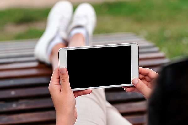포토 JPG 해외이미지 백인 직업 라이프스타일 손 응시 여자 남자 인터넷 비즈니스 통신 청소년 자연 커뮤니케이션 무선통신 휴식 한명 앉기 성인 사람없음 야외 캐주얼 스마트폰 핸드폰 컴퓨터 태블릿 독서 모니터 공백 장비 터치 타이핑 잡기 작업 비즈니스맨 이메일 연결 터치스크린 남자한명만 카피스페이스 해외포토 서양인 1 시선 옷 컨셉 모션 사람 생활 신체부위 전자제품 스마트기기 직장인 생태계 남자만 파일형식 이미지허브