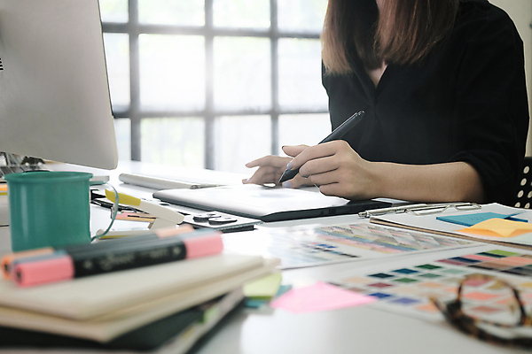 포토 JPG 해외이미지 여자 창문 한명 성인 태블릿 사무실 모니터 머그컵 업무 디자이너 스테이플러 포스트잇 형광펜 서류판 컬러리스트 성인여자한명만 태블릿펜 해외포토 컬러칩 직업 1 비즈니스 사람 컵 전자제품 스마트기기 컴퓨터 펜 사무용품 메모지 작업 여자한명만 성인여자만 파일형식 이미지허브