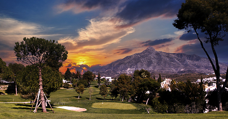 포토 JPG 해외이미지 나무 구름 스포츠 골프 골프장 하늘 사람없음 초록색 일몰 스페인 해외포토 자연요소 식물 유럽 컬러 스포츠시설 구기 노을 파일형식 이미지허브