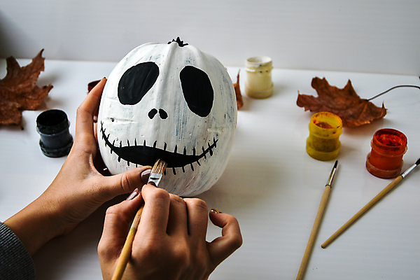 포토 JPG 해외이미지 손 낙엽 호박 들기 신체부위 장식 할로윈 붓 그리기 오브젝트 해외포토 잎 채소 모션 사람 파일형식 이미지허브