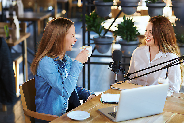 포토 JPG 해외이미지 행복 커피 음료 인터넷 통신 탁자 실내 대화 미소 앉기 두명 노트북 스마트폰 카메라 공책 카페 장비 기록 업무 전화기 마이크 면접 방송 카페테리아 온라인 블로거 블로그 해외포토 감정 음향기기 가구 비즈니스 모션 문구용품 표정 말하기 사람 내부 전자제품 핸드폰 스마트기기 상점 작업 파일형식 이미지허브