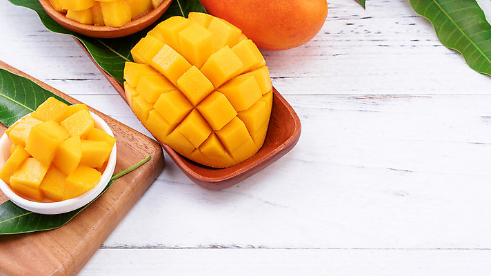 포토 JPG 해외이미지 스튜디오촬영 그릇 나뭇잎 쟁반 사람없음 목재 하이앵글 노란색 망고 해외포토 나무 식기 뷰포인트 컬러 잎 재료 실내 열대과일 파일형식 이미지허브